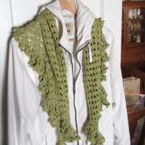 ruffle border, crochet library, granny scarf, green, shawlette 015